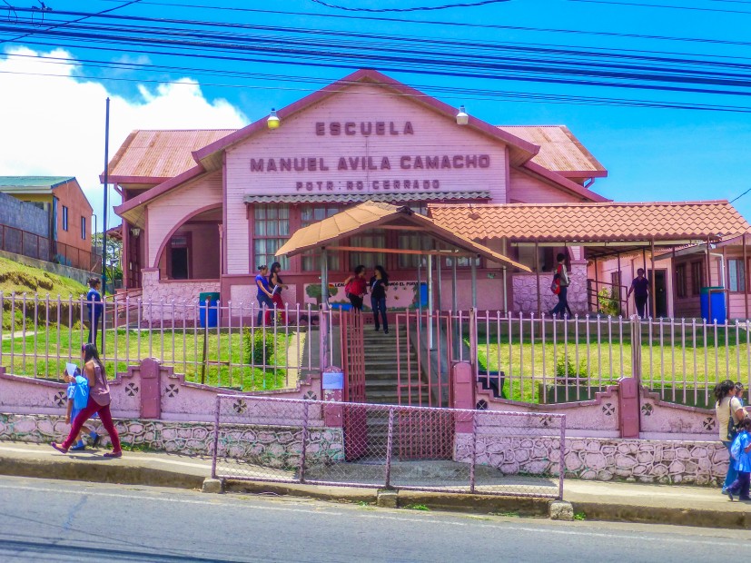 Ecole rose au Costa Rica