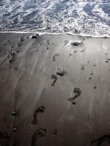 empruntes de pied sur la plage