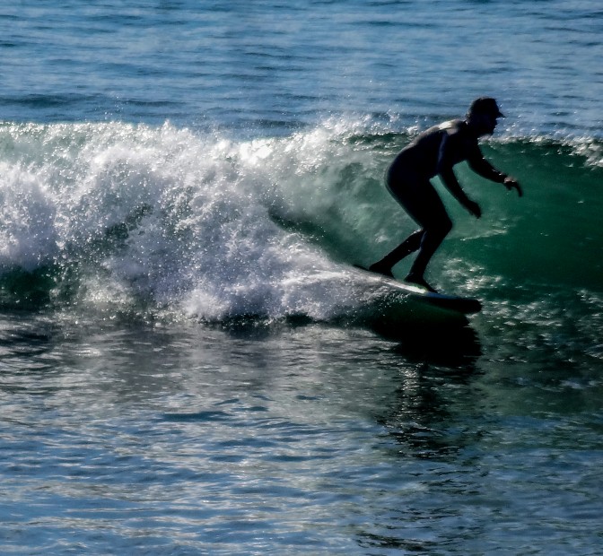 Un surfeur à Venice Beach