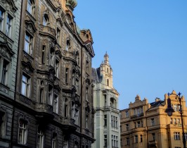 Rue ensoleillée à Prague