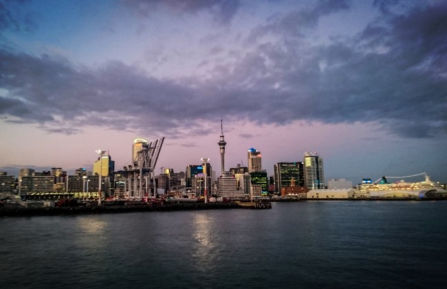 Auckland vue du ferry à l'aube